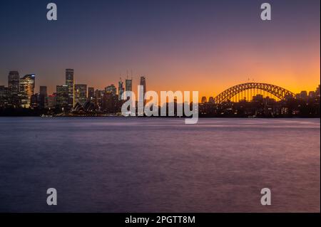 Das Opernhaus von Sydney, der zentrale Geschäftsbezirk, das CBD und die Sydney Harbour Bridge, Australien, New South Wales, kurz nach Sonnenuntergang als Stadt abgebildet Stockfoto