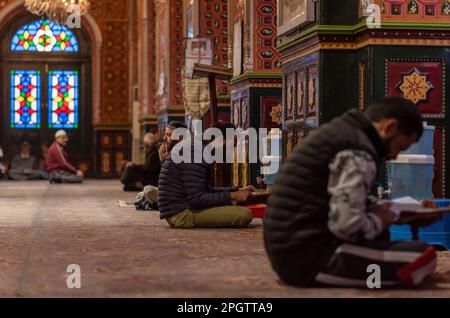 Srinagar, Indien. 24. März 2023. Kaschmirische Moslems lasen aus dem islamischen heiligen Buch Koran in einem Schrein am ersten Freitag, dem zweiten Tag des islamischen Monats Ramadan in Srinagar. (Foto: Idrees Abbas/SOPA Images/Sipa USA) Guthaben: SIPA USA/Alamy Live News Stockfoto