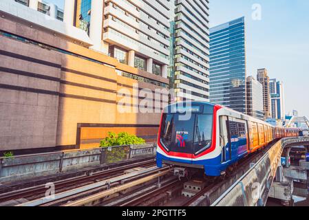 Bangkok, Thailand - 28. Februar 2023: Ein BTS-Zug in der Innenstadt. Stockfoto