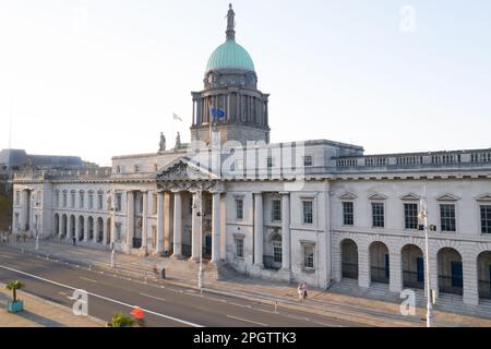 Custom House, in dem das Department of Housing, Planning and Local Government untergebracht ist. Es liegt am Nordufer des Flusses Liffey. Stockfoto