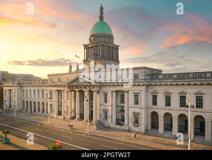 Custom House, in dem das Department of Housing, Planning and Local Government untergebracht ist. Es liegt am Nordufer des Flusses Liffey. Stockfoto