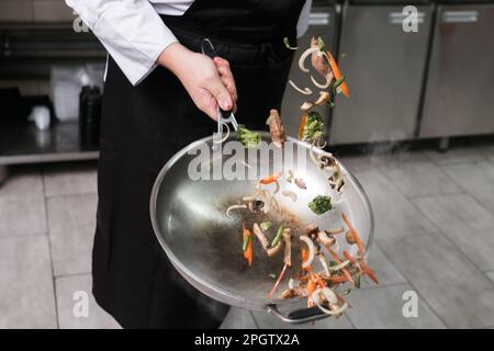 Professionelle Mischtechnik des Küchenchefs Stockfoto