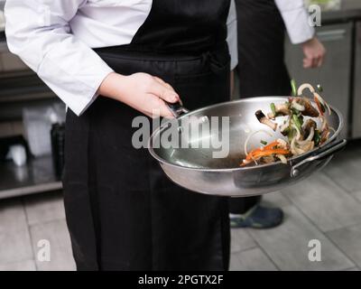 Professionelle Mischtechnik des Küchenchefs Stockfoto