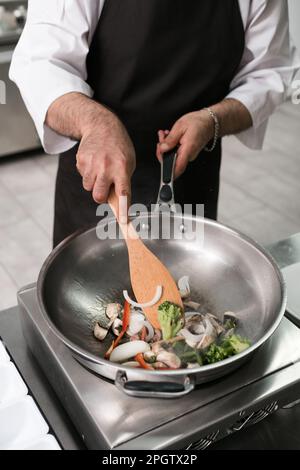 Professionelle Mischtechnik des Küchenchefs Stockfoto