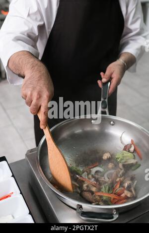 Professionelle Mischtechnik des Küchenchefs Stockfoto