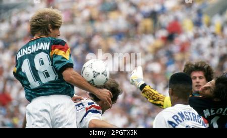 Vereinigte Staaten. 24. März 2023. firo, 06/13/1993 Bild archivieren, Foto archivieren, archivieren, Fotos archivieren Fußball, Fußball, US-CUP, Cup, in, USA-Deutschland 3:4 Jurgen Klinsmann, Duels, Individualaktion, Header Credit: dpa/Alamy Live News Stockfoto