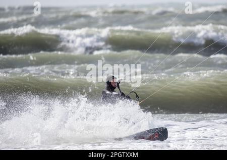 Garrylucas, Cork, Irland. 24. März 2023. Der Drachen-Surfer Ray Kaskelis nutzt eine gelbe Windwarnung, um in Garrylucas, Co. Auf den Wellen zu reiten Cork, Irland.- Kredit; David Creedon / Alamy Live News Stockfoto