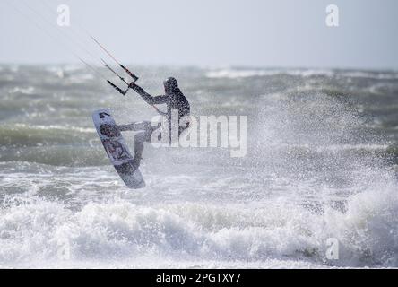 Garrylucas, Cork, Irland. 24. März 2023. Der Drachen-Surfer Ray Kaskelis nutzt eine gelbe Windwarnung, um in Garrylucas, Co. Auf den Wellen zu reiten Cork, Irland.- Kredit; David Creedon / Alamy Live News Stockfoto