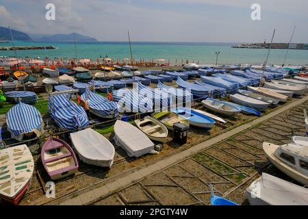 Viele farbenfrohe Boote an der Küste mit Blick auf das Meer in Lavagna, Ligurien, Italien. Blick auf die Küste Stockfoto