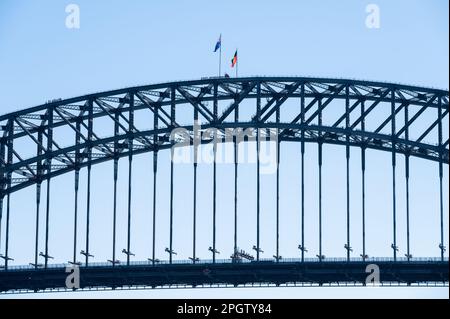 Bridge Walker erklimmen die Sydney Harbour Bridge, Australien, New South Wales, NSW vor blauem Himmel. Stockfoto