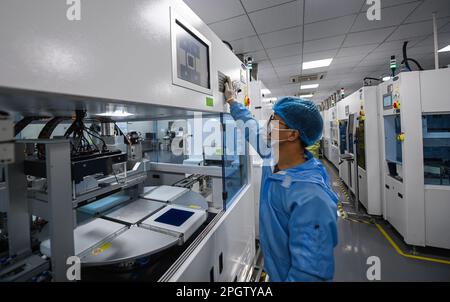 (230324) -- HANGZHOU, 24. März 2023 (Xinhua) -- Ein Arbeiter bedient eine automatische Maschine in einem Labor von Right Silver in Hangzhou, Ostchina Provinz Zhejiang, 22. März 2023. Privatunternehmen in Zhejiang, die sich auf die Industrie- und digitale Wirtschaft konzentrieren, haben sich in den letzten Jahren um die Weiterentwicklung der verarbeitenden Industrie bemüht. Die Zahl der registrierten Privatunternehmen und selbständigen Haushalte in der Provinz erreichte 2022 3,08 Millionen bzw. 6,04 Millionen. In der Liste der 500 größten privaten Unternehmen Chinas hat die Gesamtzahl der Unternehmen in Zhejiang r Stockfoto