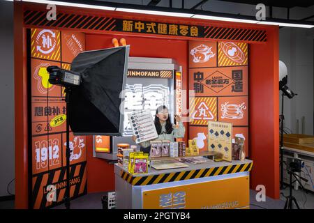 (230324) -- HANGZHOU, 24. März 2023 (Xinhua) -- Ein Verkäufer wirbt für Snacks durch Livestreaming bei einem Gesundheitsunternehmen in Hangzhou, Ostchina Provinz Zhejiang, 23. März 2023. Privatunternehmen in Zhejiang, die sich auf die Industrie- und digitale Wirtschaft konzentrieren, haben sich in den letzten Jahren um die Weiterentwicklung der verarbeitenden Industrie bemüht. Die Zahl der registrierten Privatunternehmen und selbständigen Haushalte in der Provinz erreichte 2022 3,08 Millionen bzw. 6,04 Millionen. In der Liste der 500 größten privaten Unternehmen Chinas hat die Gesamtzahl der Unternehmen in Zhejiang Stockfoto