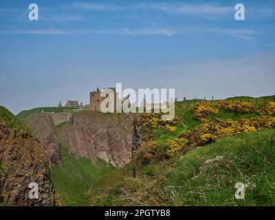 Dunnattor Castle, Schottland - 05 21 2018: Dunnottar Castle, das an einem sonnigen Tag hoch oben auf einer steilen Klippe der atlantikküste Schottlands liegt Stockfoto