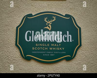 Dufftown, Schottland - 05 22 2018: zeichen der beliebten und traditionellen Glenfiddich-Brennerei in Schottland. Stockfoto