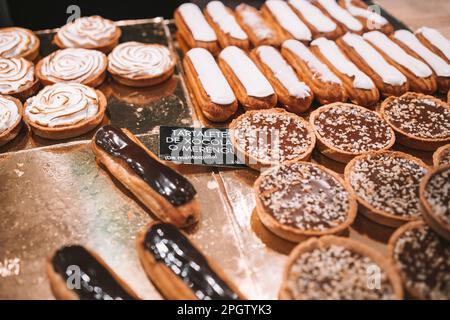 Verschiedene Arten von köstlichen Kuchen in der Konditorei Stockfoto