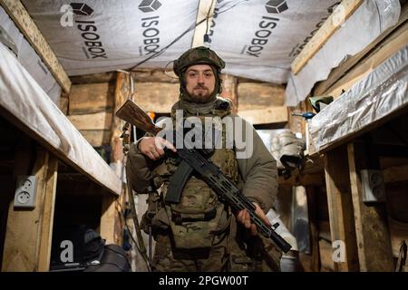 17. Februar 2023, Ukraine: Fante Yuri, 24 Jahre alt, geheiratet für sechs Monate im Graben gesehen. Leben im Graben an einem geheimen Ort einer Anti-Drohnen-Einheit. (Kreditbild: © Salvatore Cavalli/SOPA Images via ZUMA Press Wire) NUR REDAKTIONELLE VERWENDUNG! Nicht für den kommerziellen GEBRAUCH! Stockfoto