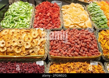 Große Auswahl an getrockneten Früchten zum Verkauf auf dem Boqueria Markt in Barcelona Stockfoto
