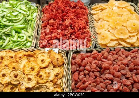 Getrocknete Früchte zum Verkauf auf dem Boqueria-Markt in Barcelona Stockfoto