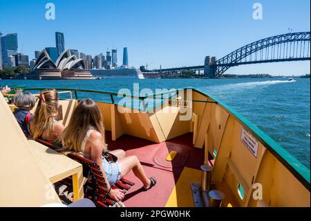 Urlauber und Einwohner nutzen die Hafenfähren, um Sydney kennenzulernen, und sie sehen sich in der Nähe des Bahnhofs Circular Quay und der Fähre W Stockfoto