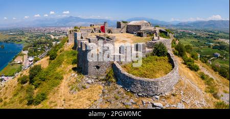 Ein Luftblick auf die Ruinen der Burg Rozafa in der Stadt Shkoder in Albanien Stockfoto