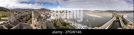 Panoramablick über Conwy Mündung und Conway Castle an der Küste von Nordwales Stockfoto