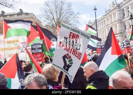 London, Großbritannien. 24. März 2023 Pro-palästinensische Demonstranten inszenierten vor der Downing Street einen Protest gegen den Besuch des israelischen Premierministers Benjamin Netanjahu im Vereinigten Königreich. Kredit: Vuk Valcic/Alamy Live News Stockfoto