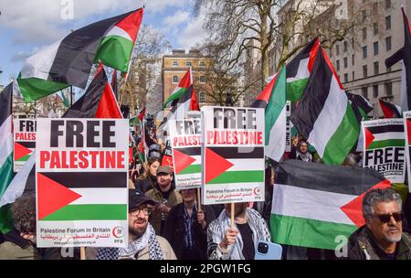 London, Großbritannien. 24. März 2023 Pro-palästinensische Demonstranten inszenierten vor der Downing Street einen Protest gegen den Besuch des israelischen Premierministers Benjamin Netanjahu im Vereinigten Königreich. Kredit: Vuk Valcic/Alamy Live News Stockfoto