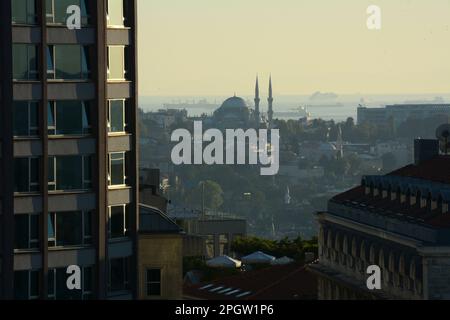 Blick auf Sultanahmet und die Schiffe auf dem Marmarameer von Beyoglu auf der europäischen Seite von Istanbul bei Sonnenuntergang, Türkei / Turkiye. Stockfoto