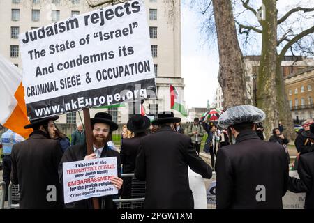 London, Großbritannien. 24. März 2023 Demonstranten demonstrieren außerhalb der Downing Street, während Benjamin Netanjahu, der israelische Premierminister, einen offiziellen Besuch mit Gesprächen mit Rishi Sunak beginnt. Kredit: Stephen Chung / Alamy Live News Stockfoto