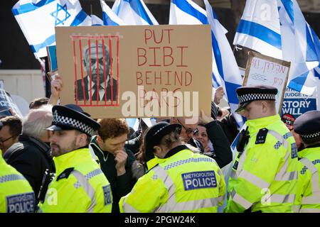 Ein Protestteilnehmer hält während eines Protests gegen den israelischen Ministerpräsidenten Benjamin Netanjahu in Whitehall ein Plakat mit der Aufschrift "Bring Bibi hinter Gitter" Stockfoto