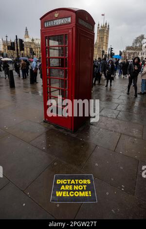 London, Großbritannien. 24. März 2023 Ein Schild in der Nähe des Parlamentsplatzes, auf dem Demonstranten vor der Downing Street demonstrieren, während Benjamin Netanjahu, der israelische Premierminister, einen offiziellen Besuch mit Gesprächen mit Rishi Sunak beginnt. Kredit: Stephen Chung / Alamy Live News Stockfoto