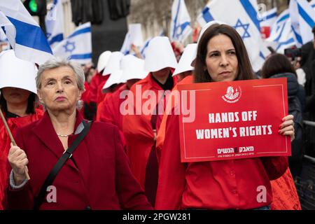 Frauen, die als Figuren aus der Geschichte der Magd in Whitehall gegen den israelischen Ministerpräsidenten Benjamin Netanjahu gekleidet waren, während er London besucht, um zu mee Stockfoto