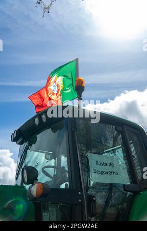 Evora, Portugal, 24. März 2023. Manifestation portugiesischer Bauern in Evora Alentejo mit einer riesigen Traktorsäule, die den Verkehr in der Stadt vollständig stoppte. Die Bauern haben sich sogar den Weg hineingedrängt Stockfoto