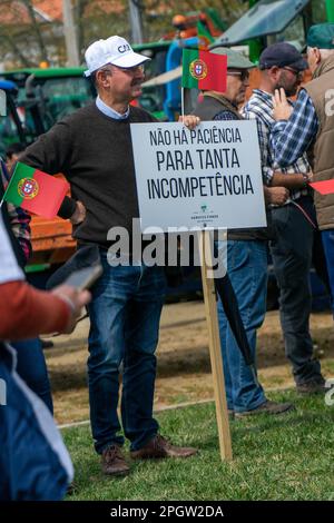 Evora, Portugal, 24. März 2023. Manifestation portugiesischer Bauern in Evora Alentejo mit einer riesigen Traktorsäule, die den Verkehr in der Stadt vollständig stoppte. Die Bauern haben sich sogar den Weg hineingedrängt Stockfoto
