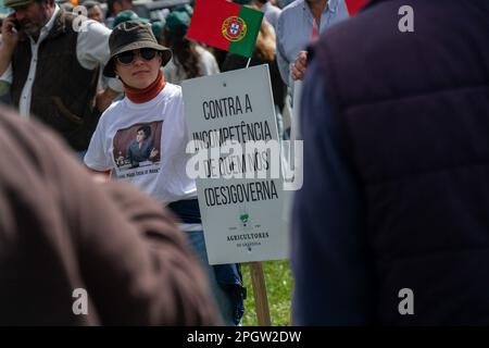Evora, Portugal, 24. März 2023. Manifestation portugiesischer Bauern in Evora Alentejo mit einer riesigen Traktorsäule, die den Verkehr in der Stadt vollständig stoppte. Die Bauern haben sich sogar den Weg hineingedrängt Stockfoto