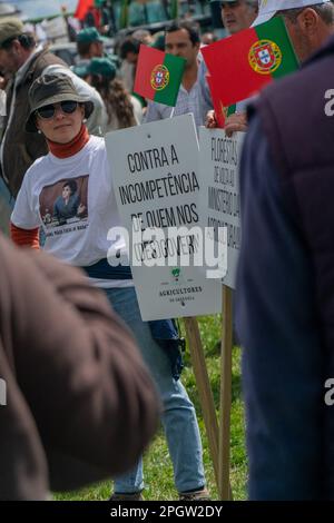 Evora, Portugal, 24. März 2023. Manifestation portugiesischer Bauern in Evora Alentejo mit einer riesigen Traktorsäule, die den Verkehr in der Stadt vollständig stoppte. Die Bauern haben sich sogar den Weg hineingedrängt Stockfoto
