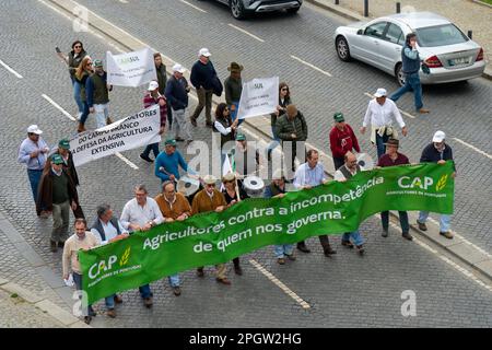 Evora, Portugal, 24. März 2023. Manifestation portugiesischer Bauern in Evora Alentejo mit einer riesigen Traktorsäule, die den Verkehr in der Stadt vollständig stoppte. Die Bauern haben sich sogar den Weg hineingedrängt Stockfoto