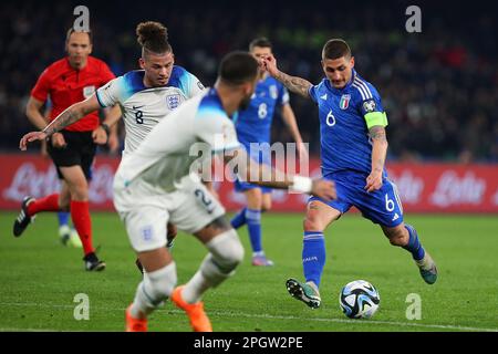 Neapel, Italie. 23. März 2023. Marco Verratti aus Italien (R) tritt am 23. März 2023 beim Fußballspiel UEFA Euro 2024, den europäischen Qualifikatoren und dem Fußballspiel der Gruppe C zwischen Italien und England im Stadio Diego Armando Maradona in Neapel, Italien, den Ball - Photo Federico Proietti/DPPI Credit: DPPI Media/Alamy Live News Stockfoto