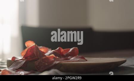 Rindfleisch-Pastrami auf Olivenholzbrett, großes Foto Stockfoto