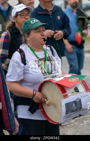 Evora, Portugal, 24. März 2023. Manifestation portugiesischer Bauern in Evora Alentejo mit einer riesigen Traktorsäule, die den Verkehr in der Stadt vollständig stoppte. Die Bauern haben sich sogar den Weg hineingedrängt Stockfoto