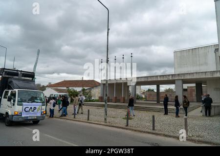 Evora, Portugal, 24. März 2023. Manifestation portugiesischer Bauern in Evora Alentejo mit einer riesigen Traktorsäule, die den Verkehr in der Stadt vollständig stoppte. Die Bauern haben sich sogar den Weg hineingedrängt Stockfoto