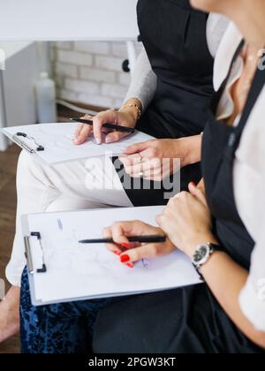 Dekorativer Kosmetikkurs Augenbrauen zeichnen Stockfoto