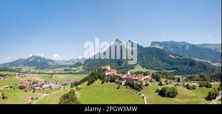 Gruyeres, Schweiz - Juli 29. 2021 Uhr: Das Luftbild des mittelalterlichen Schlosses Gruyeres auf dem Hügel der Alpen. Es ist einer der beliebtesten Touristen Stockfoto