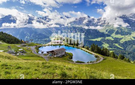 Brunni, Schweiz - August 06. 2021 Uhr: Panoramablick auf den Bergsee Haerzlisee über dem Engelberg in der Titlis-Region, der vielfältige Outdoor-Aktivitäten bietet Stockfoto