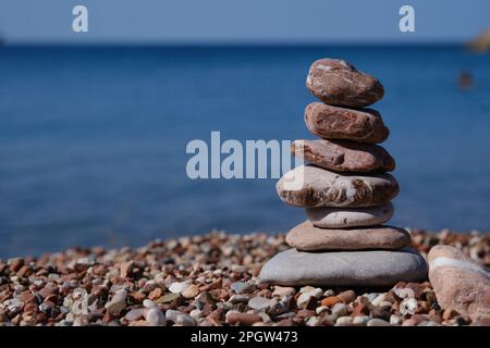 Balancesteine nah am Strand bei Sonnenaufgang. Sommersonntag Stockfoto
