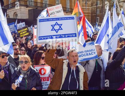 London, Großbritannien. 24. März 2023 Während des Besuchs des israelischen Ministerpräsidenten in Großbritannien inszenierte eine Menge britischer Israelis und britischer Juden vor der Downing Street einen Protest gegen Benjamin Netanjahu. Kredit: Vuk Valcic/Alamy Live News Stockfoto