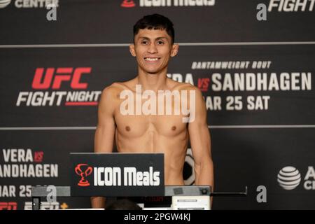SAN ANTONIO, TX, USA. 24. März 2023. SAN ANTONIO, TX - 24. März: Victor Altimirano betritt die Waage für die offiziellen Wiegevorgänge im Westin San Antonio North für die UFC Fight Night – Vera vs Sandhagen – am 24. März 2023 in SAN ANTONIO, USA. (Kreditbild: © Louis Grasse/PX Imagens via ZUMA Press Wire) NUR REDAKTIONELLE VERWENDUNG! Nicht für den kommerziellen GEBRAUCH! Stockfoto