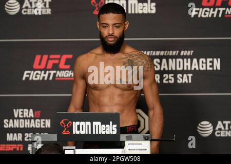 SAN ANTONIO, TX, USA. 24. März 2023. SAN ANTONIO, TX - 24. März: Trevin Giles betritt die Waage für die offiziellen Wiegevorgänge im Westin San Antonio North für die UFC Fight Night - Vera vs Sandhagen - Wiegeversuche am 24. März 2023 in SAN ANTONIO, USA. (Kreditbild: © Louis Grasse/PX Imagens via ZUMA Press Wire) NUR REDAKTIONELLE VERWENDUNG! Nicht für den kommerziellen GEBRAUCH! Stockfoto