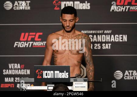 SAN ANTONIO, TX, USA. 24. März 2023. SAN ANTONIO, TX - 24. März: Lucas Alexander betritt die Waage für die offiziellen Wiegevorgänge im Westin San Antonio North für die UFC Fight Night – Vera vs Sandhagen – am 24. März 2023 in SAN ANTONIO, USA. (Kreditbild: © Louis Grasse/PX Imagens via ZUMA Press Wire) NUR REDAKTIONELLE VERWENDUNG! Nicht für den kommerziellen GEBRAUCH! Stockfoto
