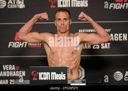 SAN ANTONIO, TX, USA. 24. März 2023. SAN ANTONIO, TX - 24. März: Nate Landwehr betritt die Waage für die offiziellen Wiegevorgänge im Westin San Antonio North für die UFC Fight Night - Vera vs Sandhagen - Wiegeversuche am 24. März 2023 in SAN ANTONIO, USA. (Kreditbild: © Louis Grasse/PX Imagens via ZUMA Press Wire) NUR REDAKTIONELLE VERWENDUNG! Nicht für den kommerziellen GEBRAUCH! Stockfoto